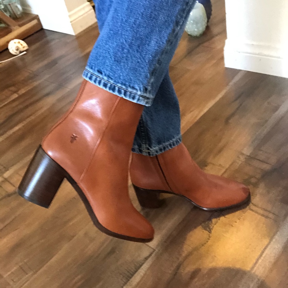 NWOT Frye Julia Boot